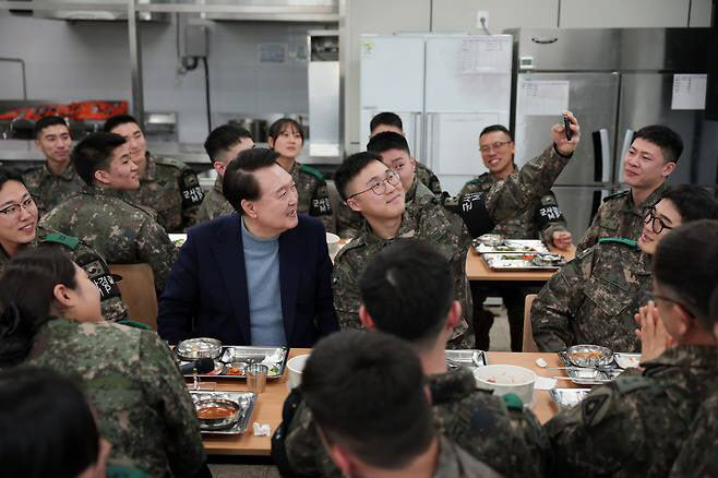 윤석열 대통령이 지난해 12월 경기 연천군에 위치한 육군 제5보병사단을 방문해 병영식당에서 장병들과 사진촬영을 하고 있다. (사진=뉴시스)