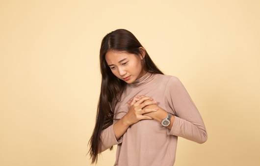 심계항진은 심장이 빠르게 뛰면서 가슴 압박감이나 불안감 등이 느껴지는 것을 말한다|출처: 게티이미지뱅크