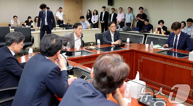 김태규 방송통신위원회 위원장 직무대행(부위원장)이 6일 오후 경기 정부과천청사 방송통신위원회에서 국회 과학기술정보방송통신위 소속 야당 의원들의 KBS 이사 및 방문진 이사 선임 과정 불법성 검증과 관련 질의에 답변하고 있다. 2024.8.6/뉴스1 ⓒ News1 장수영 기자