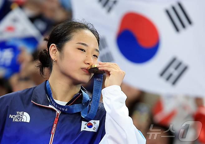 대한민국 배드민턴 대표팀 안세영이 5일 오후(한국시간) 프랑스 파리 라 샤펠 아레나에서 열린 2024 파리올림픽 배드민턴 여자 단식 시상식에서 금메달에 입을 맞추고 있다. 2024.8.5/뉴스1 ⓒ News1 박정호 기자