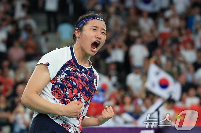 대한민국 배드민턴 대표팀 안세영이 5일 오후(한국시간) 프랑스 파리 라 샤펠 아레나에서 열린 2024 파리올림픽 배드민턴 여자 단식 결승 중국의 허빙자오 선수와의 경기에서 금메달을 확정 지은 후 기뻐하고 있다. 2024.8.5/뉴스1 ⓒ News1 박정호 기자