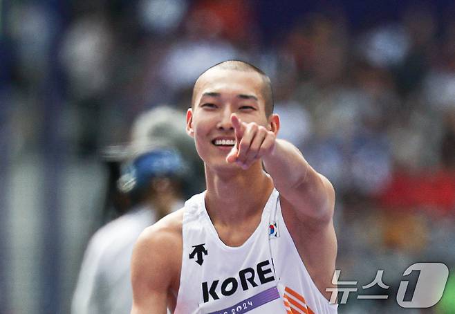 대한민국 대표팀 우상혁이 7일(한국시간) 프랑스 파리 스타드 드 프랑스에서 열린 2024 파리 올림픽 남자 육상 높이뛰기 예선에서 2.27m 2차 시기에 성공한 후 기뻐하고 있다. 이날 경기에서 우상혁은 결선에 진출했다. 2024.8.7/뉴스1 ⓒ News1 이동해 기자