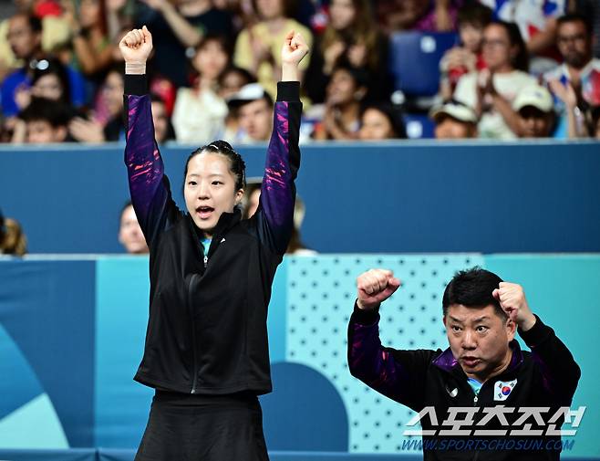 신유빈(왼쪽)과 오광헌 감독이 6일(한국시각) 프랑스 파리 사우스 파리 아레나4에서 열린 프랑스올림픽 탁구 여자 단체 8강전 3경기에 나선 전지희의 득점에 기뻐하고 있다. 파리(프랑스)=정재근 기자 cjg@sportschosun.com/2024.8.6/