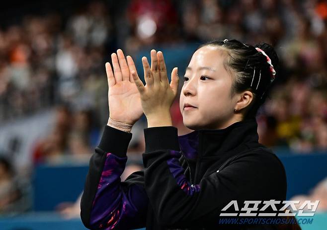 신유빈이 6일(한국시각) 프랑스 파리 사우스 파리 아레나에서 열린 프랑스올림픽 탁구 여자 단체 8강전 3경기에 나선 전지희를 응원하고 있다. 파리(프랑스)=정재근 기자 cjg@sportschosun.com/2024.8.6/