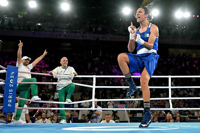 TOPSHOT - Algeria's Imane Khelif (Blue) reacts after beating Thailand's Janjaem Suwannapheng in the women's 66kg semi-final boxing match during the Paris 2024 Olympic Games at the Roland-Garros Stadium, in Paris on August 6, 2024. (Photo by MOHD RASFAN / AFP)







<저작권자(c) 연합뉴스, 무단 전재-재배포, AI 학습 및 활용 금지>