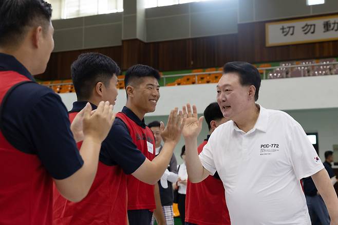 여름휴가 중인 윤석열 대통령이 7일 오후 경남 진해기지사령부 체육관을 찾아 장병들을 격려하고 있다. 이날 윤 대통령은 해군 및 해병대 장병들과 농구, 족구 등 다양한 체육 활동을 하며 단합을 다졌다. /대통령실 제공