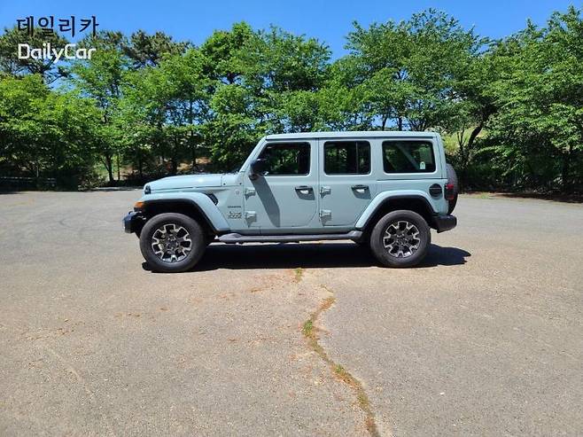 지프 랭글러 사하라 (Jeep Wrangler Sahara)