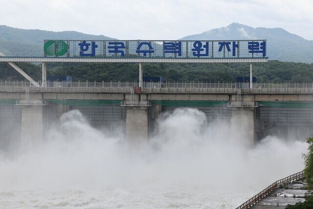 폭우가 계속된 지난달 17일 오전 경기도 하남시 한국수력원자력은 팔당댐 수문을 열고 초당 1697.4톤을 방류하고 있는 모습. 김봉규 선임기자 bong9@hani.co.kr