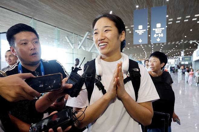 <yonhap photo-0450=""> 귀국길 취재진 질문 답하는 안세영 (파리=연합뉴스) 임화영 기자 = 2024 파리올림픽 배드민턴 여자 단식에서 금메달을 차지한 안세영이 6일(현지시간) 프랑스 샤를 드골 공항을 통해 출국하며 취재진의 질문에 답하고 있다. 2024.8.7 hwayoung7@yna.co.kr/2024-08-07 01:11:52/ <저작권자 ⓒ 1980-2024 ㈜연합뉴스. 무단 전재 재배포 금지, AI 학습 및 활용 금지></yonhap>