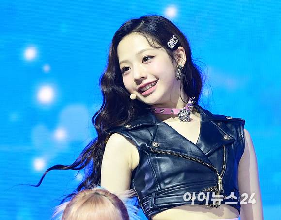 '요정 비주얼' 그룹 유니스(UNIS) 임서원이 6일 오후 서울 광진구 예스24 라이브홀에서 열린 첫 싱글앨범 '큐리어스'(CURIOUS) 쇼케이스에 참석해 멋진 무대를 선보이고 있다. [사진=정소희 기자]