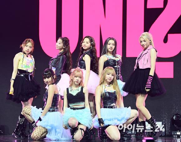 '반짝반짝 유니스' 그룹 유니스(UNIS)가 6일 오후 서울 광진구 예스24 라이브홀에서 열린 첫 싱글앨범 '큐리어스'(CURIOUS) 쇼케이스에 참석해 타이틀곡 '너만 몰라'무대를 선보이고 있다. [사진=정소희 기자]