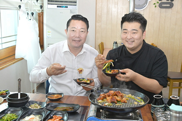 최영일 순창군수가 이원일 셰프와 순창고추장불고기를 시식하고 있다. [사진=순창군 ]