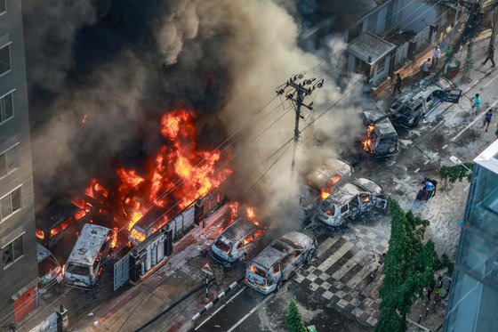 지난달 18일 방글라데시 다카에서 발생한 반정부 시위. AFP=연합뉴스