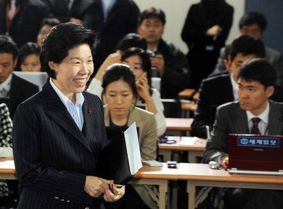 2008년 1월 30일 인수위 대회의실에서 영어 공교육 공청회가 이경숙 인수위원장이 참여한 가운데 열렸다. 중앙포토