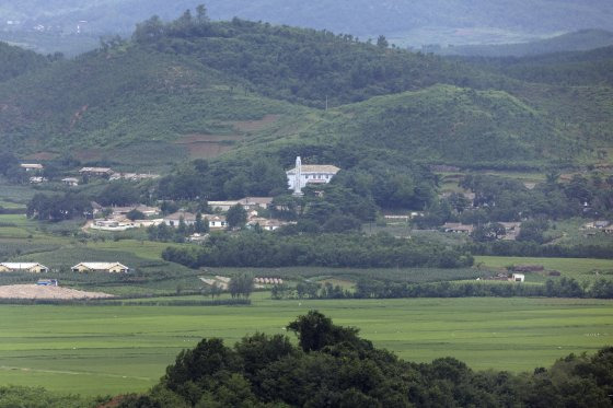 지난달 24일 오전 경기도 파주시 오두산 통일전망대에서 바라본 북한 황해북도 개풍군 일대. 연합뉴스.