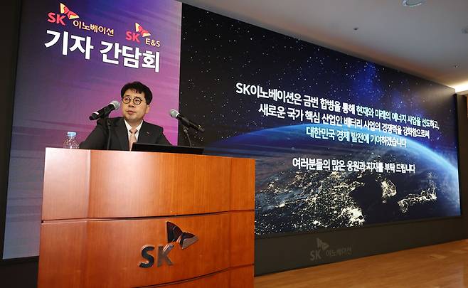 박상규 SK이노베이션 사장이 지난달 18일 서울 종로구 SK서린빌딩에서 SK E&S와의 합병 관련 기자회견을 하고 있다. 연합뉴스