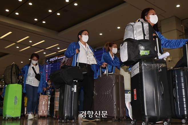 외국인 가사관리사 시범사업에 참여하는 필리핀 가사관리사들이 지난 6일 아침 인천국제공항 제1터미널을 통해 입국한 뒤 버스로 이동하고 있다. 공항사진기자단