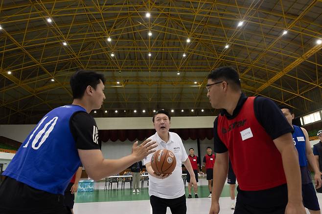 여름휴가를 맞아 경남 진해 해군기지에서 머물고 있는 윤석열 대통령이 7일 오후 진해기지사령부체육관에서 농구 시합 중인 장병들에게 점프볼을 던져주고 있다 / 사진 = 대통령실 제공