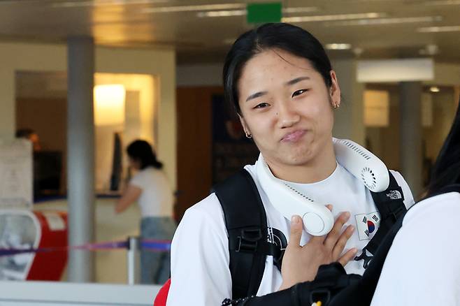 2024 파리올림픽 배드민턴 여자 단식에서 금메달을 차지한 안세영이 6일(현지시간) 프랑스 샤를 드골 공항을 통해 출국하며 팬의 응원에 감동받고 있다. [사진 출처 = 연합뉴스]