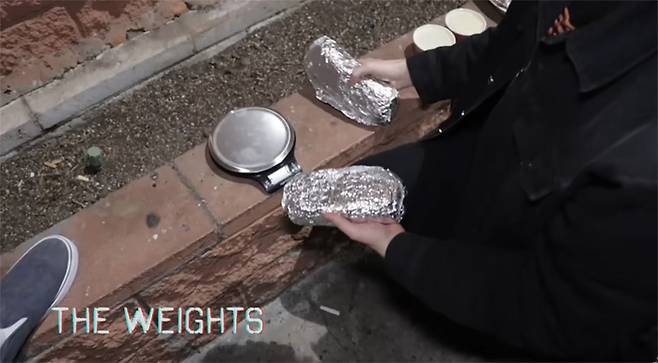 셰인 도슨이 치포틀에서 구매한 부리또를 저울에 올려 놓는 장면. [사진 = 셰인 도슨 유튜브 영상 캡처]