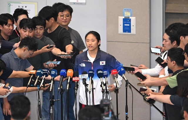 7일 귀국한 뒤 입장을 밝히고 있는 안세영. 사진=연합뉴스