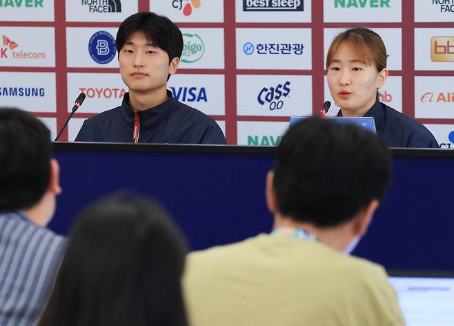 대한민국 배드민턴 혼합 복식 은메달리스트 김원호, 정나은 선수가 6일 오후(한국시간) 프랑스 파리에 마련된 코리아 하우스에서 메달리스트 기자회견을 하고 있다. /사진=뉴스1