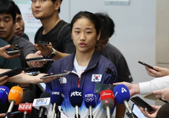 2024 파리올림픽 배드민턴 여자 단식에서 금메달을 차지한 안세영이 7일 오후 인천국제공항을 통해 귀국한 뒤 취재진에게 입장을 밝히고 있다. 2024.8.7 연합뉴스