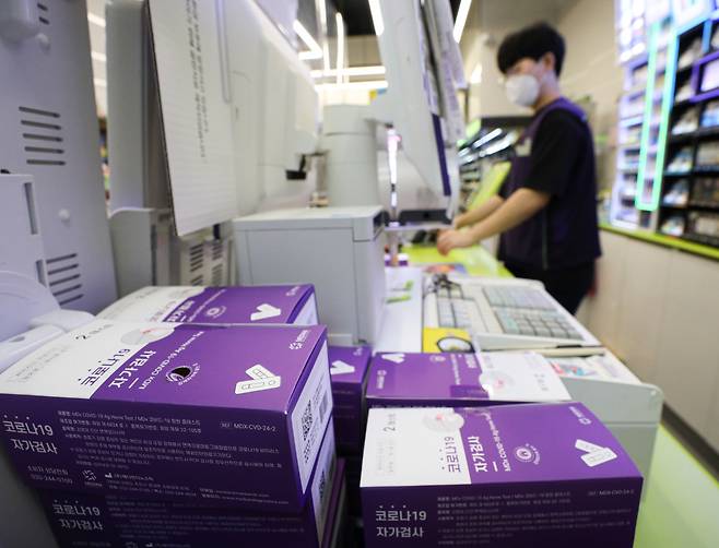 서울 강남구 CU편의점에서 판매 중인 자가검사키트. [뉴시스]