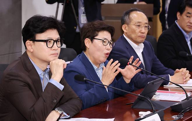 7일 오후 국회 의원회관에서 열린 '노동약자 지원과 보호를 위한 제도개선 토론회'에서 행사를 주최한 국민의힘 임이자 의원(왼쪽 두번째)이 발언하고 있다. 왼쪽은 한동훈 대표. [연합]