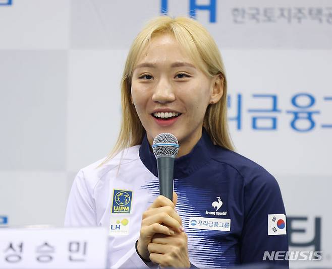 [문경=뉴시스] 김진아 기자 = 28일 경북 문경 국군체육부대에서 열린 2024 파리올림픽 근대5종 미디어데이에서 근대5종 국가대표 성승민이 인사말을 하고 있다. 2024.06.28. bluesoda@newsis.com