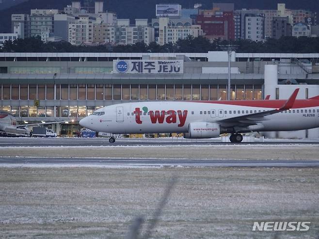 [제주=뉴시스] 오영재 기자 = 제주공항 활주로에 티웨이 항공 여객기가 이륙을 준비하고 있다. 2024.08.07. oyj4343@newsis.com