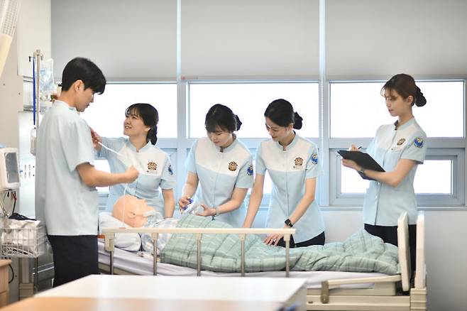 [부산=뉴시스] 경남정보대학교는 한국간호교육평가원이 주관하는 '2024년도 상반기 간호교육인증평가'에서 간호학 학사학위 프로그램 5년 인증을 3회 연속으로 획득했다고 7일 밝혔다. (사진=경남정보대 제공) *재판매 및 DB 금지