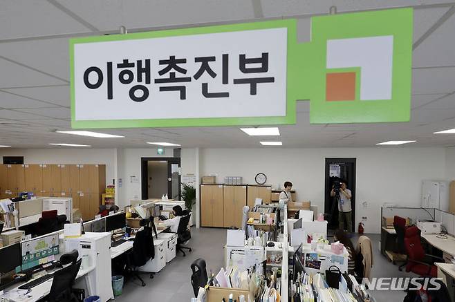 [서울=뉴시스] 최동준 기자 = 양육비이행관리원이 지난 5월22일 서울 중구 남산스퀘어에 위치한 업무 시설을 공개하고 있다. 정부는 오는 9월부터 한국건강가정진흥원에서 분리·독립한 양육비이행관리원을 통해 양육비의 안정적 지급을 지원한다는 계획이다. 2024.05.23. photocdj@newsis.com