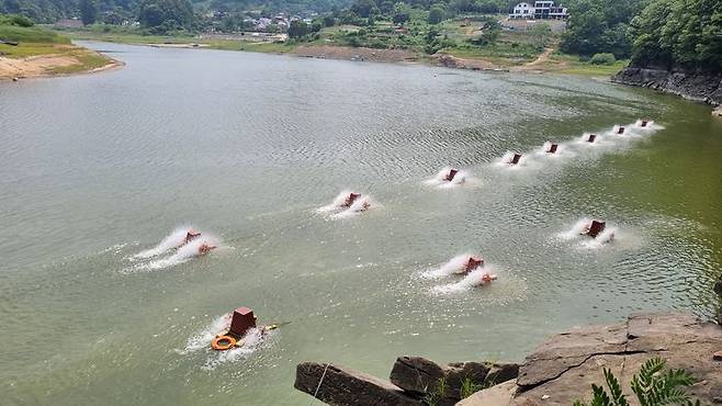 [청주=뉴시스] 지난해 8월29일 대청호에서 녹조 저감 장비인 수면포기(수차) 작업을 벌이고 있다. 2023. 08. 29  *재판매 및 DB 금지