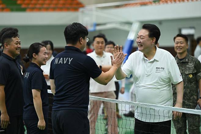 [서울=뉴시스]  조수정 기자 = 여름 휴가중인 윤석열 대통령이 7일 경남 창원시 해군 진해기지사령부 체육관를 찾아 장병과 하이파이브 하고 있다. (사진=대통령실 제공) 2024.08.07. photo@newsis.com *재판매 및 DB 금지