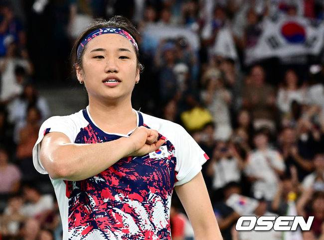 [OSEN=파리(프랑스), 최규한 기자] 5일(한국시간) '셔틀콕 여제' 안세영(22, 삼성생명)이 꿈에 그리던 올림픽 금메달을 목에 걸었다.세계 랭킹 1위 안세영은&nbsp;5일 오후(이하 한국시간) 프랑스 파리 포르트 드 라샤펠 경기장에서 열린 2024 파리올림픽 배드민턴 여자 단식 결승전에서 랭킹 9위 허빙자오(중국)를 2-0으로 꺾고 금메달을 획득 했다. &nbsp;한국 안세영이 금메달을 확정지은 뒤 기뻐하고 있다. 2024.08.05 / dreamer@osen.co.kr