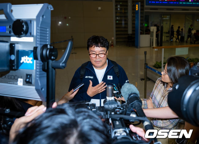 [OSEN=인천공항, 민경훈 기자] 2024 파리 올림픽 배드민턴 대표팀의 수장 배드민턴 협회 김택규 회장이 7일 오전 인천국제공항을 통해 선수단 보다 먼저 귀국했다.세계랭킹 1위 안세영은 지난 5일(한국시간) 프랑스 파리 포르트 드 라 샤펠 경기장에서 열린 2024 파리 올림픽 배드민턴 여자 단식 결승전에서 세계랭킹 9위 허빙자오(중국)를 2-0(21-13, 21-16)으로 꺾고 우승을 차지했다. 하지만 안세영은 경기 후 대한배드민턴협회의 선수 부상관리, 선수 육성 및 훈련방식, 협회의 의사결정 체계, 대회출전 등에 대한 문제점을 지적하는 폭탄 발언으로 눈길을 끌었다. 배드민턴 협회 김택규 회장을 입국장을 통과한 후 취재진과 얘기를 나누고 있다. 2024.08.07 /rumi@osen.co.kr