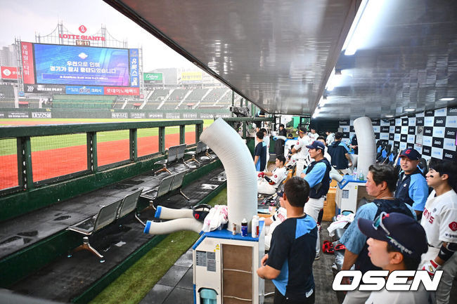 [OSEN=부산, 이석우 기자] 7일 부산 사직야구장에서 2024 신한 SOL 뱅크 KBO 리그 롯데 자이언츠와 NC 다이노스의 경기가 열렸다. 홈팀 롯데는 김진욱이 선발 출전하고 NC는 이재학이 선발 출전했다.갑자기 내린 폭우로 경기가 중단되자 롯데 선수들이 더그아웃에서 대기하고 있다. 2024.08.07 / foto0307@osen.co.kr