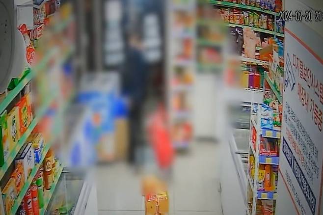 지난달 20일 오후 9시35분쯤 서울 강서구의&nbsp;한 무인점포에서 물건을 훔쳐 달아나려던 남성이 잠긴 문을 발로 차는 모습. 서울경찰 유튜브 갈무리