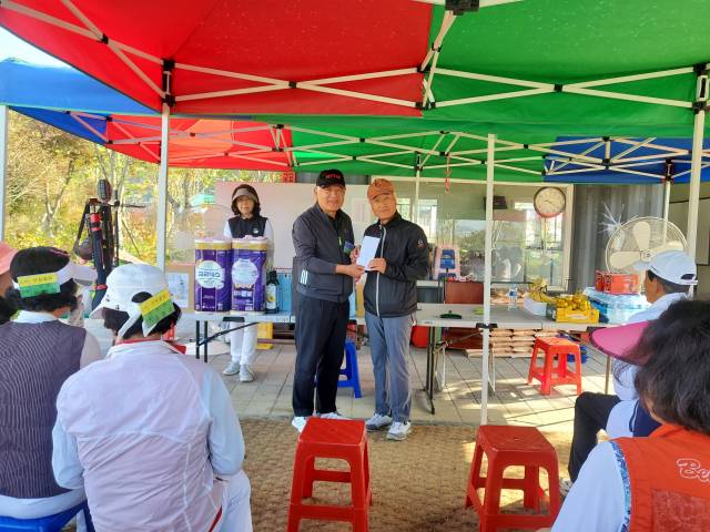 클럽회장기 대회 격려금을 전달 받고 있다. 보람클럽 제공