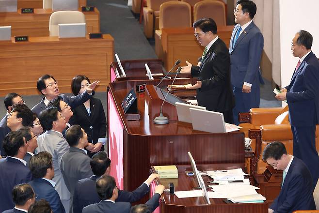 &nbsp;7월4일 국회 본회의에서 채상병 특검법 처리 문제를 둘러싼 필리버스터 종료에 대한 표결이 시작되자 국민의힘 의원들이 우원식 국회의장을 향해 항의하고 있다. ⓒ연합뉴스