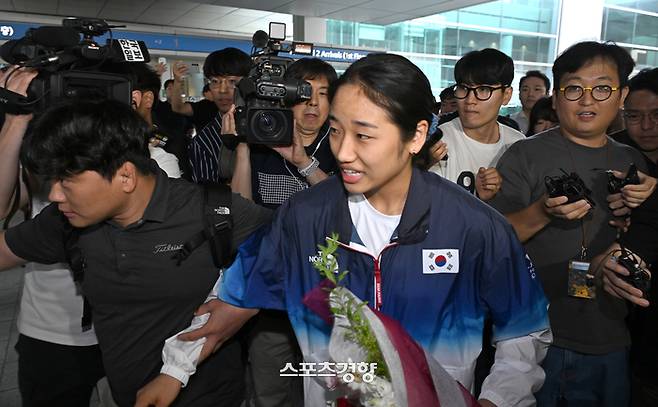 파리 올림픽 배드민턴 여자 단식 금메달리스트 안세영이 7일 인천공항 입국장에서 취재진 잘문에 답변 후 빠져나가고 있다 영종도 | 문재원 기자