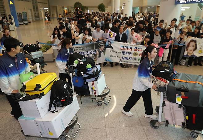 한국 사격대표팀이 7일 인천국제공항을 통해 귀국하고 있다.  인천공항 | 연합뉴스