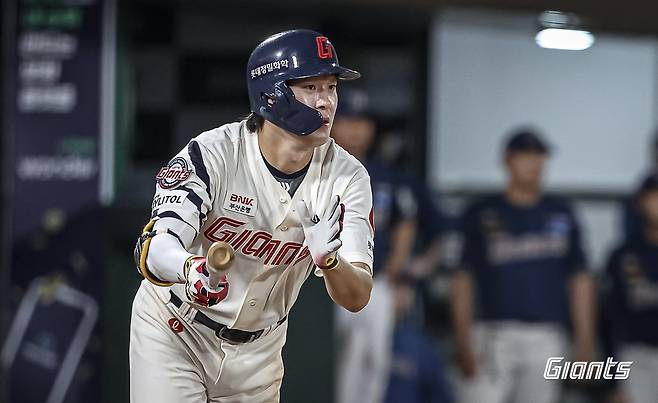 롯데 내야수 나승엽은 6일 사직구장에서 열린 '2024 신한 SOL Bank KBO 리그' NC와 주중 3연전 첫 경기에서 7번타자 1루수로 선발 출전했다. 8회말 1타점 적시타로 결승타를 만들어 팀 승리에 힘을 보탰다. 롯데 자이언츠