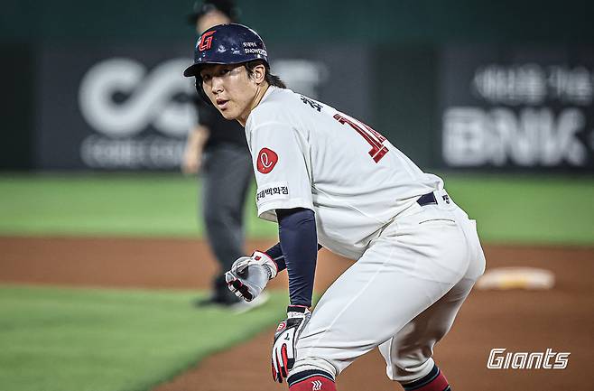 롯데 내야수 최항은 6일 사직구장에서 열린 '2024 신한 SOL Bank KBO 리그' NC와 주중 3연전 첫 경기에서 8회말 대타로 교체 출전했다. 그는 9회초 1사 만루에서 환상적인 점프 캐치를 선보여 실점을 막았다. 롯데 자이언츠