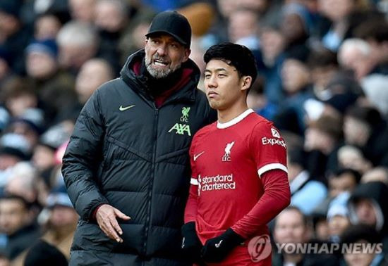 일본 축구 국가대표팀의 주장인 엔도 와타루의 프리미어리그(PL) 드림은 이렇게 끝나는 걸까. 엔도를 영입했던 위르겐 클롭 감독이 떠나고 아르네 슬롯 감독이 부임한 이후 엔도의 입지에 급격한 변화가 생겼다. 지난 시즌을 앞두고 리버풀에 입단했던 엔도가 한 시즌 만에 리버풀을 떠날 수 있다는 소식이 전해졌다. 사진 연합뉴스