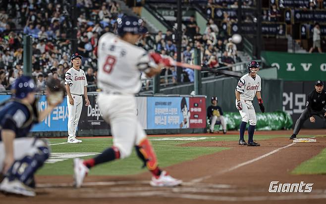 롯데 외야수 전준우는 7일 사직구장에서 열린 '2024 신한 SOL Bank KBO 리그' NC와 주중 3연전 두 번째 경기에서 3번타자 지명타자로 선발 출전했다. 2회말 희생플라이로 공격에 활력을 불어넣었다. 롯데 자이언츠