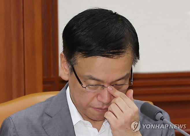 자료 보는 최상목 경제부총리 (서울=연합뉴스) 최재구 기자 = 최상목 경제부총리 겸 기획재정부 장관이 위메프ㆍ티몬 사태 추가 대응 방안 및 제도개선 방향 등을 논의하기 위해 7일 서울 종로구 정부서울청사에서 열린 경제관계장관회의에 참석, 자료를 검토하고 있다.  2024.8.7 jjaeck9@yna.co.kr