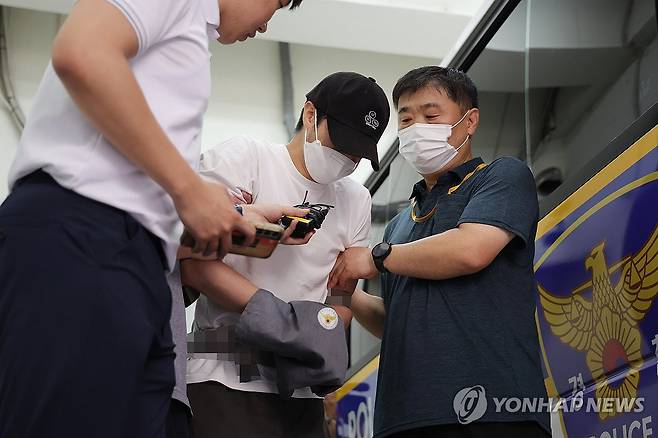 검찰로 송치되는 '아동학대 태권도 관장' (의정부=연합뉴스) 임병식 기자 = 19일 오전 경기 의정부경찰서에서 경찰이 관원인 5세 아동을 심정지 의식불명 상태에 빠지게 한 혐의로 구속된 태권도 관장 A씨를 의정부지검으로 송치하고 있다. 2024.7.19 andphotodo@yna.co.kr