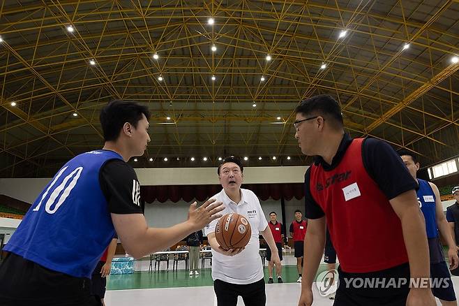 윤석열 대통령, 진해 해군기지 장병 체육활동 격려 (서울=연합뉴스) 진성철 기자 = 여름휴가를 맞아 경남 진해 해군기지에서 머물고 있는 윤석열 대통령이 7일 오후 진해기지사령부체육관에서 농구 시합 중인 장병들에게 점프볼을 던져주고 있다.   2024.8.7  [대통령실 제공. 재판매 및 DB 금지] zjin@yna.co.kr